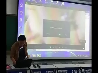 老師上課誤放性愛片